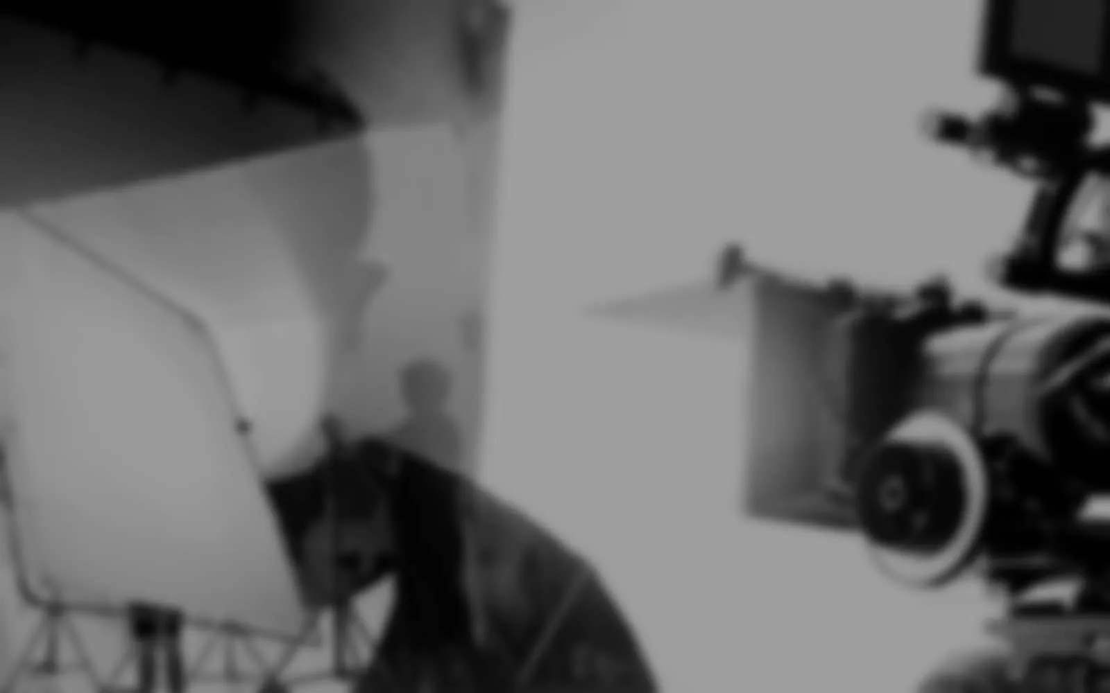 Detrás de escena de rodaje en estudio, cámaras y luces